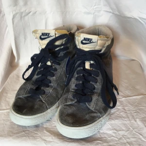  - Endast använda inomhus. Mycket sköna skor. Säljer pga används ej. Sliten stil redan som nya. Köpta för 999. 