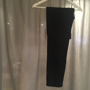  - Mörkblå randiga kostymbyxor från Åhléns 