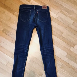  - Lite nötta men ändå fina Levi’s jeans. Frakt 30kr