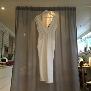  - Jättefin byxdress från boohoo. V-ringad både fram och bak. 