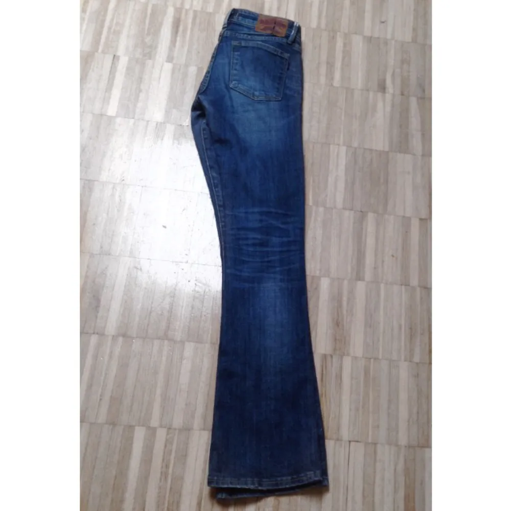 Crocker jeans storlek 26 längd 33 med bootcut. Lite slitningar längst vid hälen och 