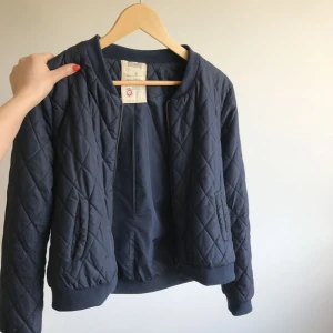  - Marinblå bomberjacka, sparsamt använd!