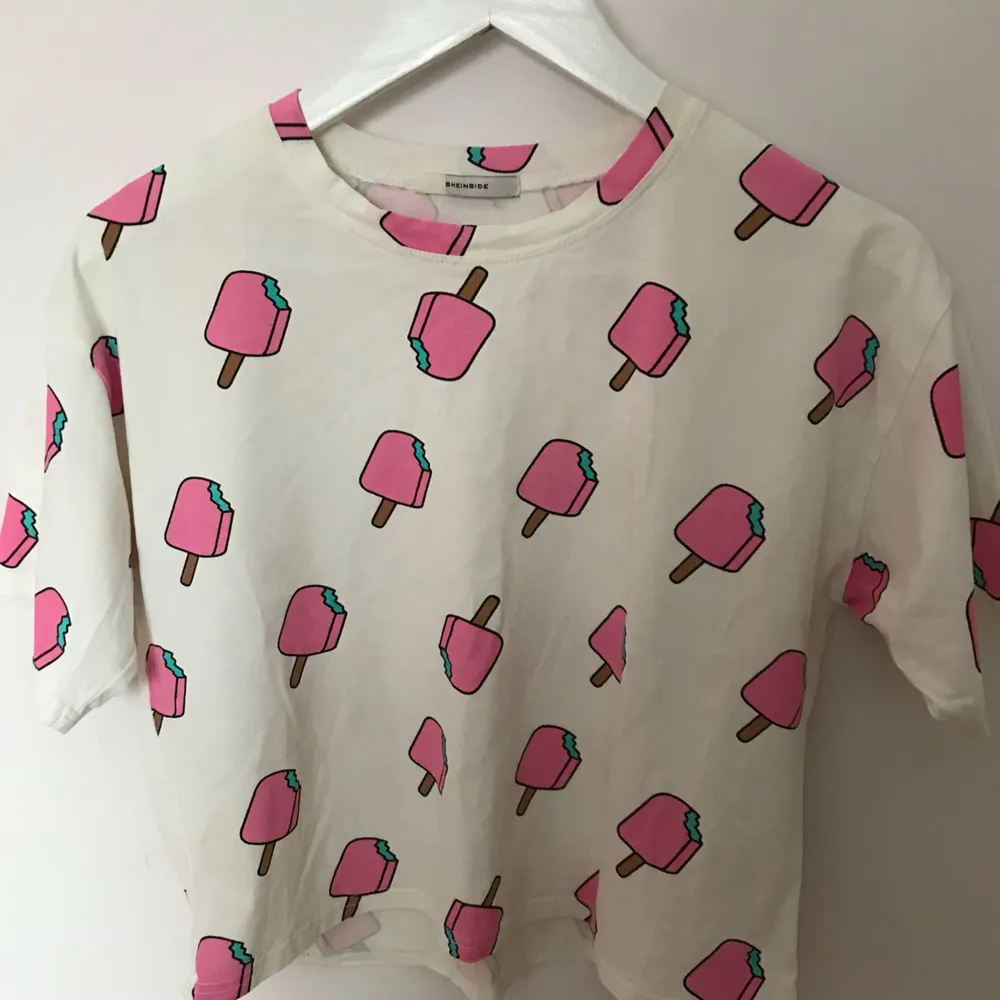 söt croptop/ tshirt från sheinside, mycket populär för några år sedan. skönt material men knappt använd så den är i fint skick. kom med bud, paketpriser vid köp av flera plagg. köparen betalar frakt.. Toppar.