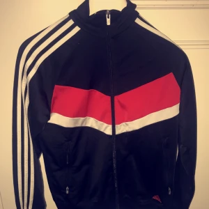  - Svart, vit och röd adidas tröja! Storlek 164! Maskulin passform!   Bosatt i Västerås. DM:a vid intresse! Pris kan diskuteras. Inga byten. Köparen står för eventuella fraktkostnader. 😃 tar swish & kontanter. 💸  Obs: 1bilden, minimal tusch fläck.