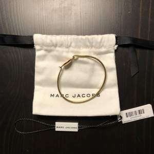 Marc Jacobs armband i guld. Sparsamt använt så det är i bra skick! Nypris: 700kr. Köparen står för eventuella fraktkostnader. 
