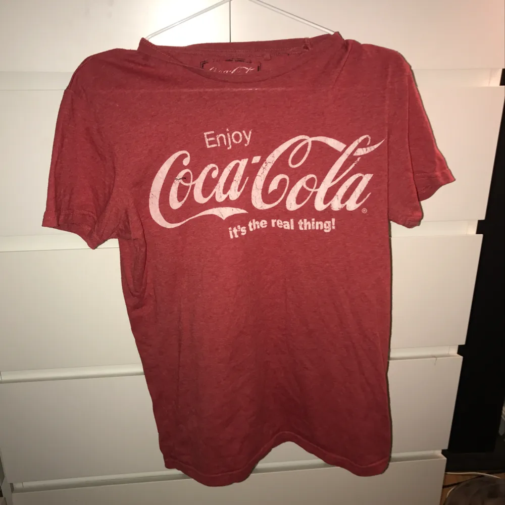 Cola-cola t-shirt, sjukt snygg över långärmade tröjor !!. Hoodies.