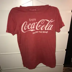Cola-cola t-shirt, sjukt snygg över långärmade tröjor !!