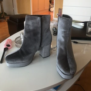  - Helt nya, oanvända trendiga snygga klackar/boots i silver/grå färg från England🇬🇧 kan mötas upp i Gbg! 