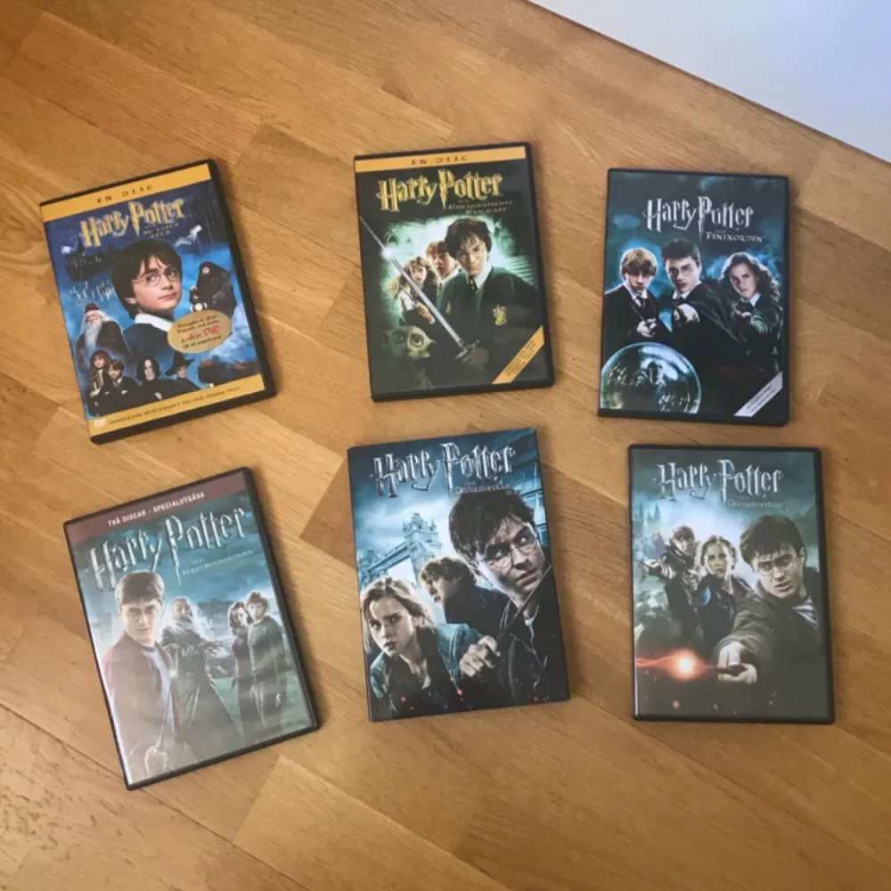 Nästan alla Harry p filmerna på dvd , alla är i fint skick och funkar fin fint . Alla för 150 kr , saknas hemligheternas kammare . . Accessoarer.