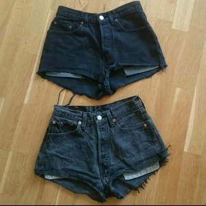  - Jättesnygga Levi's jeansshorts med hög midja. Ett slitet svart par och ett gråsvart par (SÅLD) Perfekt till sommaren och en snygg magtröja. Köpta i secondhand i London på Beyond retro och Urban outfiters för ca 400-600 kr paret. Storlek W28-29 (ca 69-71 cm omkrets i midja). Passar en person med storlek runt small/medium. De är knappt använda av mig. Älskar dom men tyvärr har de blivit för små (ena var redan för små när jag köpte). Säljes för 250 kr /paret. Finns i Skanstull Södermalm. Kan skickas mot att köparen betalar frakt. Kontant/swish/konto går bra. 