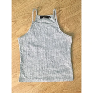  - Grått linne/grå topp i storlek XS, knappt använd så mycket bra skick! Kan mötas upp i Stockholm eller skicka mot fraktkostnad.