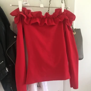  - FRAKT INGÅR. Helt oanvänd jättefin topp från Nelly. Mittersta bilden är inte min men det är samma tröja.