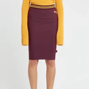  - Fenty PUMA by Rihanna   Säljer en helt oanvänd kjol från Rihannas kollektion med puma. Den är så jävla snygg och jag önskar jag trivdes mer i kjol. Nu blir den bara hängande här hemma.  Material: 73% nylon, 27% elastan