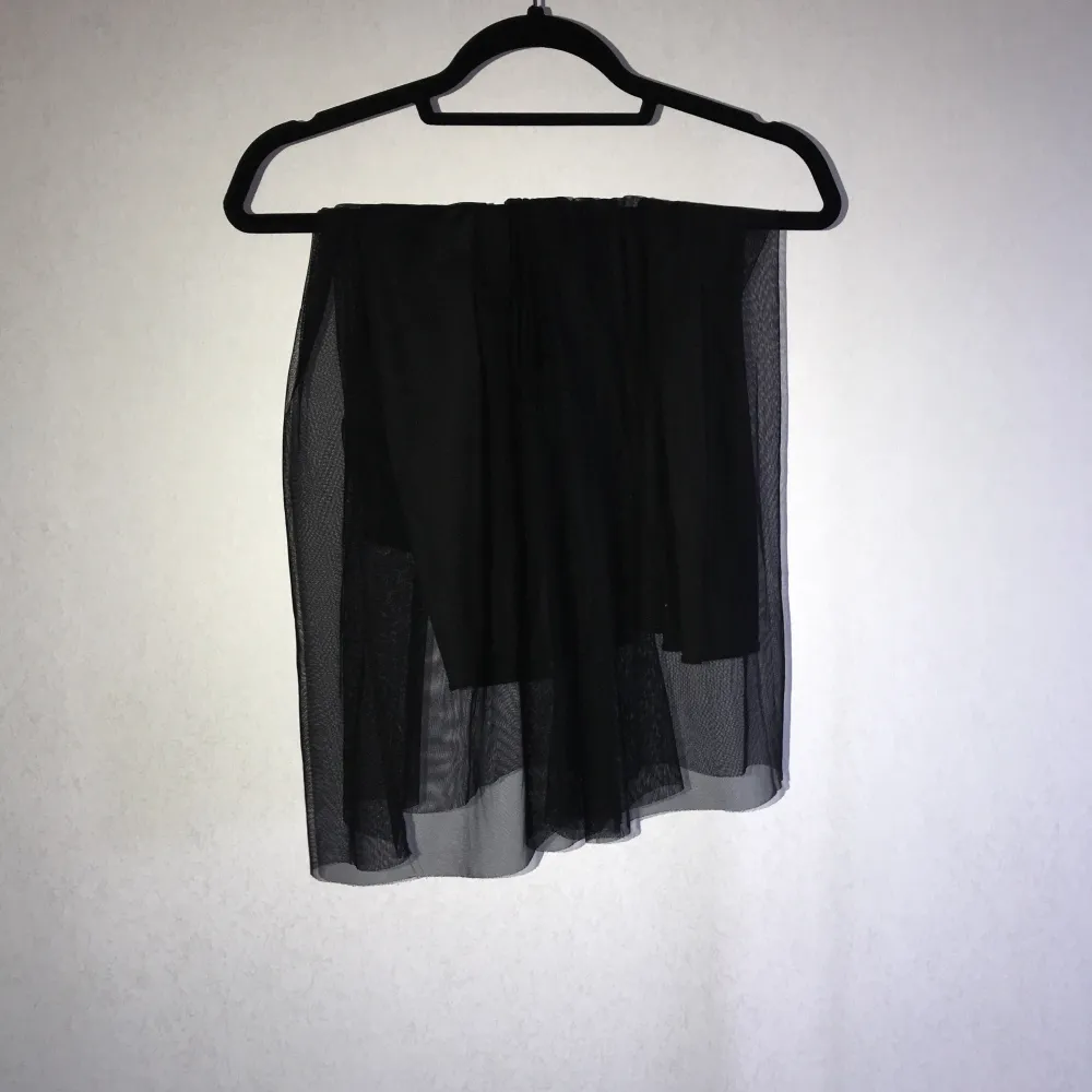 Ny kjol från Gina Tricot använd två gånger. Passar en XS-S. Kjolar.