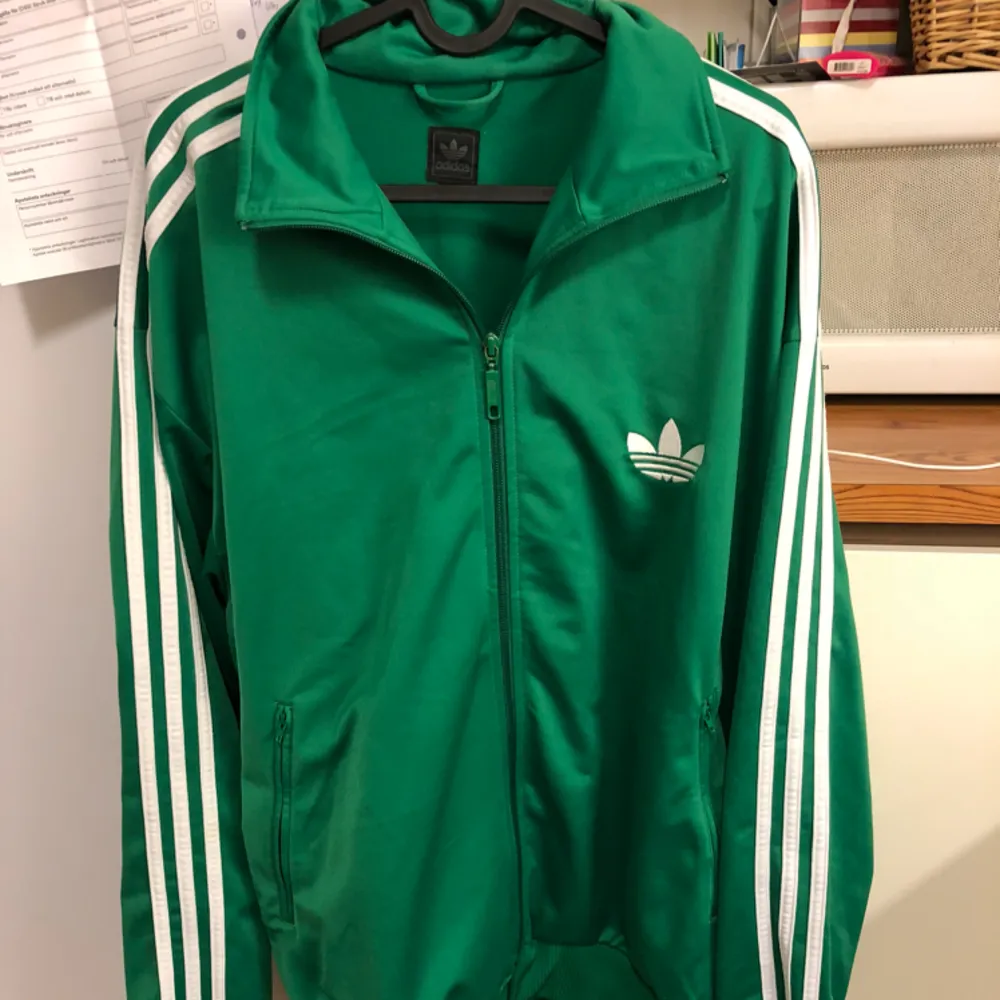 Skön adidas tröja, är sparsamt använd. Inga hål, knotter eller fläckar. Super fint skick. Köpare står för frakten. . Hoodies.