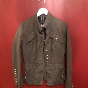  - Calvin Klein jacka, militär grön; köparen står för frakt