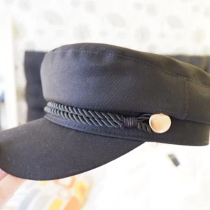  - Populär skepparmössa i strl S. Endast använd två gånger! Nyskick.