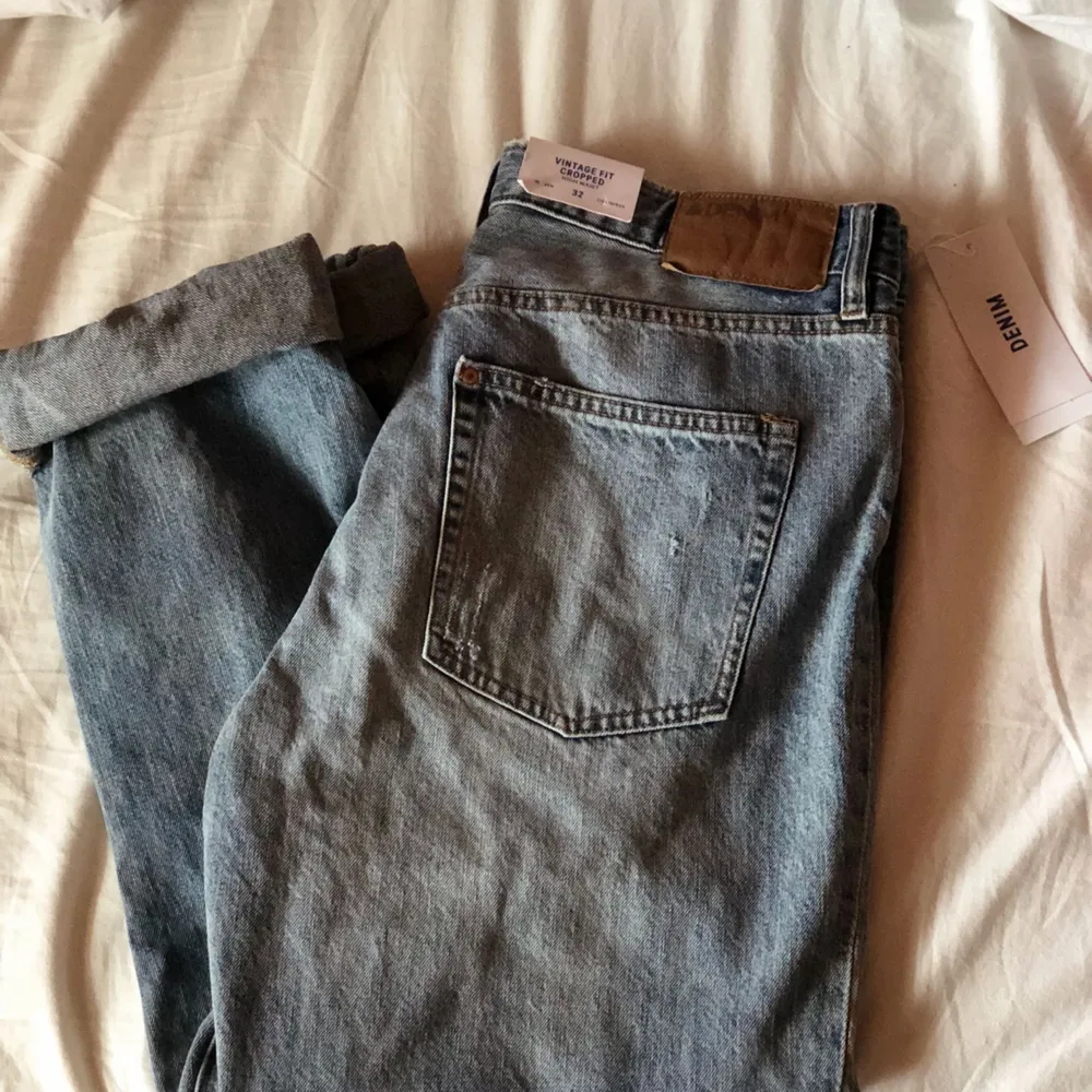 Vintage fit cropped, helt nya! Lappar kvar🌷 säljes pga för stora. . Jeans & Byxor.