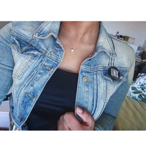  - Blå croppad jeansjacka. Lite för liten för mig så använder den inte längre (Ser drf lite tight ut på).(Frakt ingår inte)