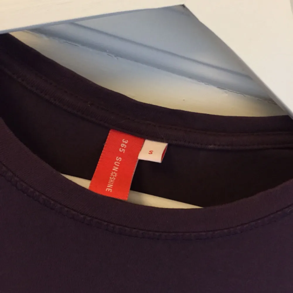 Jätteskön lila tröja från MQ. Lite elastisk i tyget. Köparen står för frakt✨. Tröjor & Koftor.