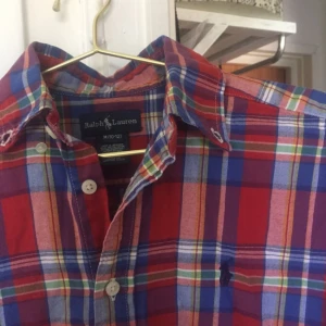  - Figursydd skjorta från Ralph Lauren