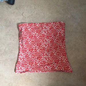  - En mönstrad topp från H&M utan ärmar