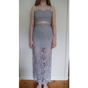  - Ett set med kjol och topp, toppen använd 1 gång, kjolen aldrig använd (prislapp kvar). Kjolen har en slits på ena sidan som inte syns på bilden! Frakt inräknat i priset!