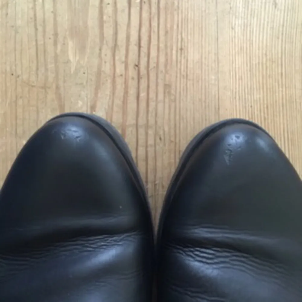Vagabond svarta skor i skinn med chunky platå sula och fint stort spänne i stl 38.  Använda men fortfarande fina :) se bilder.  Kan hämtas i Hammarbyhöjden eller T-Centralen eller skickas mot fraktkostnad.  . Skor.