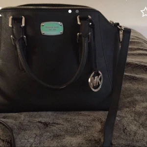  - Knappt använd Michael Kors väska! Köpt för ca 1,5 år sen, kvitto finns. Köparen står för eventuell fraktkostnad. Betalning via Swish 