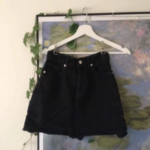  - Snygg lite blekt svart jeanskjol! Liten i storleken så passar dig som är ganska petite