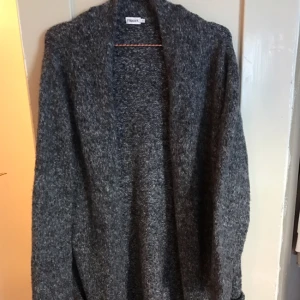 - Lång stickad kofta från Filippa K, nyskick