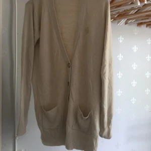  - Stilren beige kofta   Storlek medium    Köparen betalar frakten  Cirka 35kr