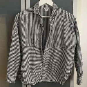  - Boxig skjorta med slits på båda sidorna. Använd en gång🌸Säljer en likadan fast vit