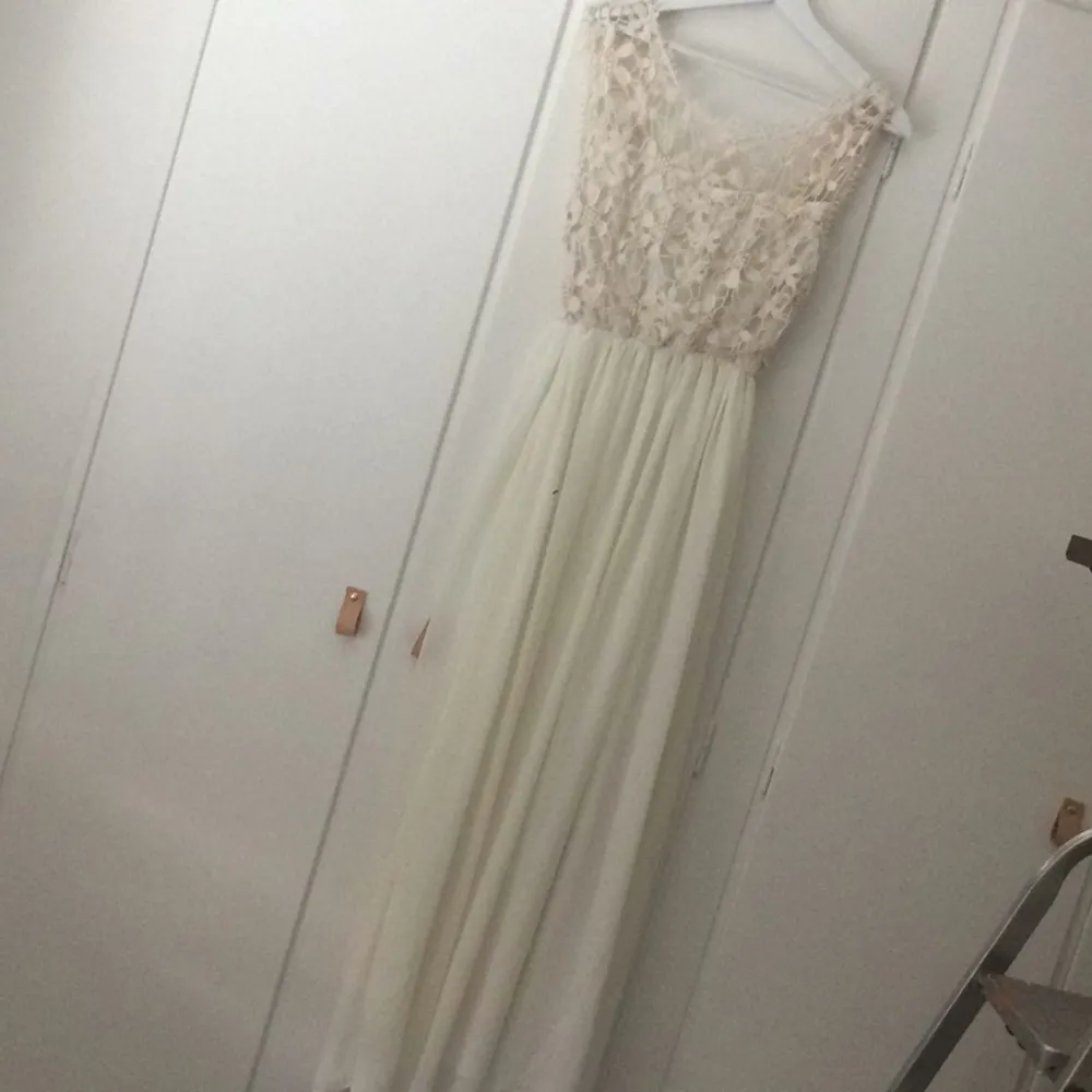 White long dress with cutout back!  Bought it from S.Korea 2 years ago.. Klänningar.