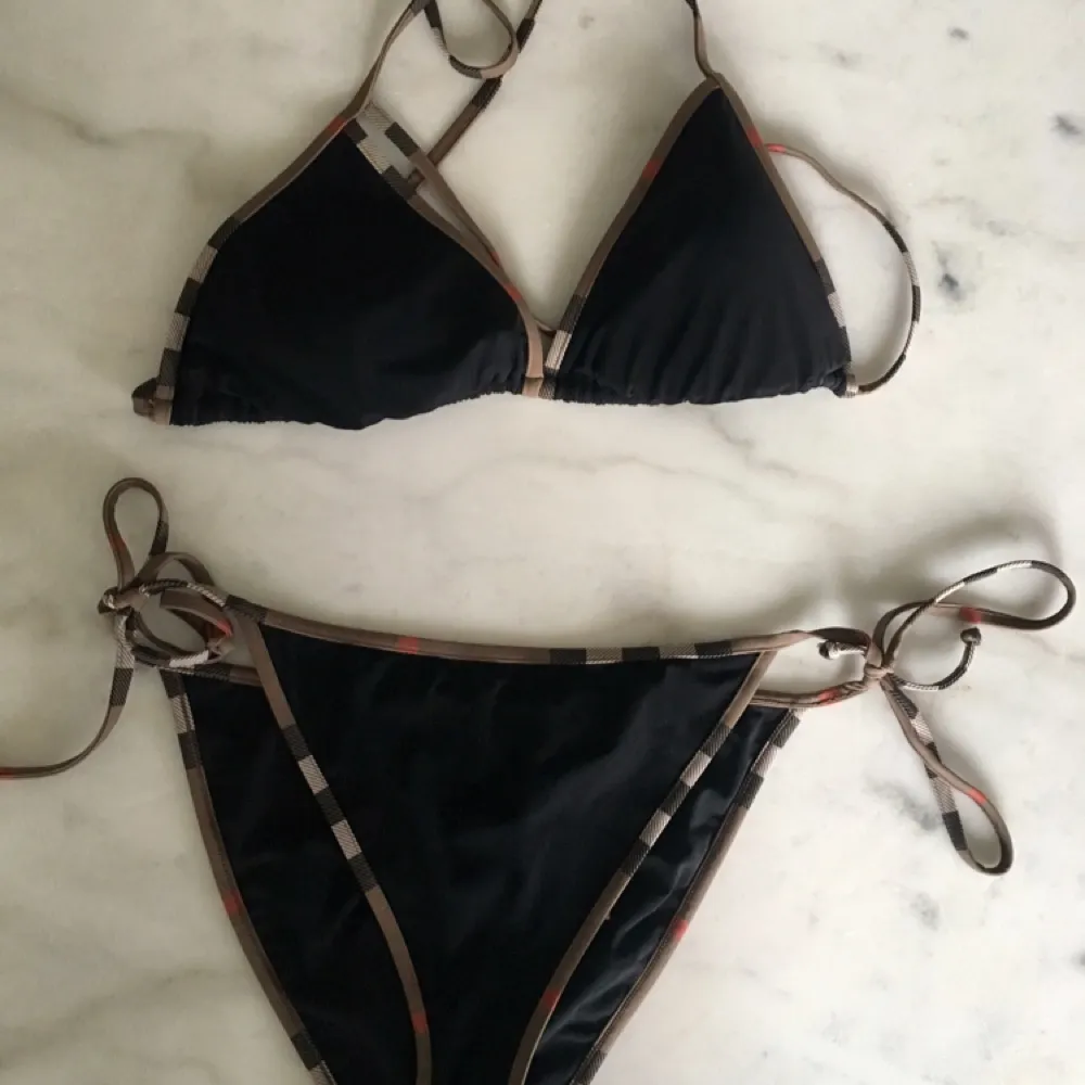 Burberry bikini. Använd 2 gånger. . Övrigt.