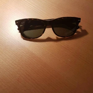  - brun/svarta sköldpaddsmönstrade Ray ban. nypris ca 999 kr. Som nya! 