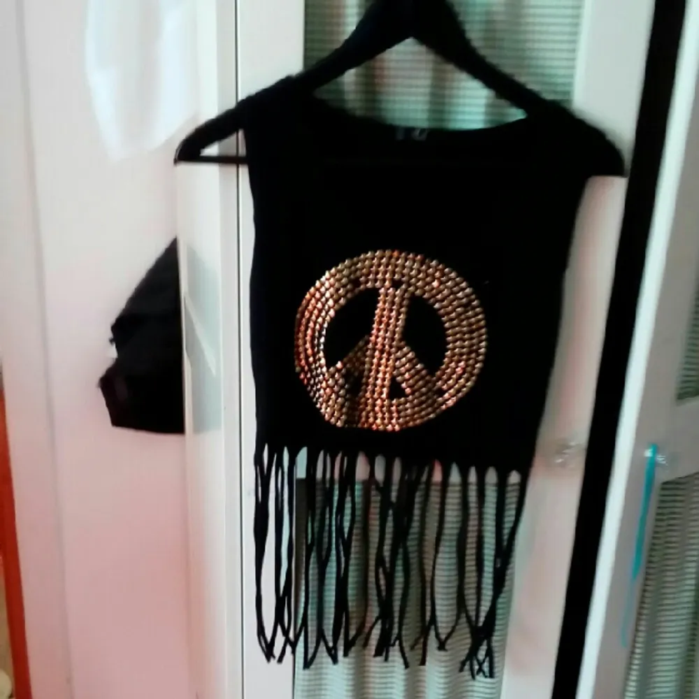 fri  frakt crop  top med stort peace märke. passar nog de flesta underbar festival outfit. Toppar.