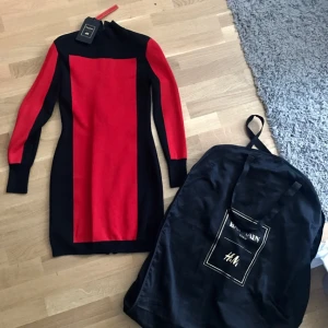  - Helt oanvänd klänning från balmain x hm kollektionen! Dustbag medföljer samt alla prislappar. Kan mötas upp i Malmö annars står köparen för frakten 🌺