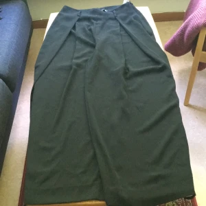  - Supervida kostymbyxor i svart från Zara. Går ner till foten på mig som är ca 162 cm. Har dragkedja i sidan. 