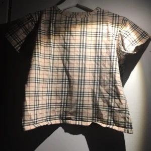  - ÄKTA burberry tröja som är hur trendig och cool som helst🔥🔥