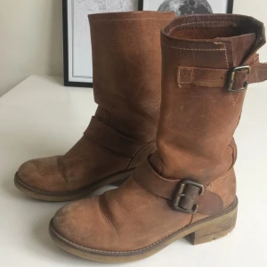  - Boots i äkta läder! Beige med naturliga skiftningar i färgen. Använda men i mycket gott skick! Lika fina till sommarklänningen som till vinterjackan ☀️