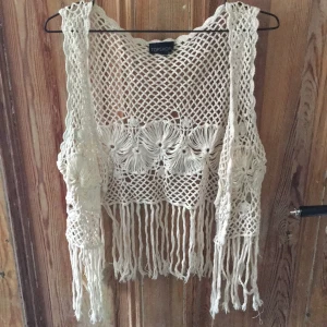  - Virkad väst med fransar från Topshop🌻  🗯Frakten ligger på ca 15 kr eller så kan jag mötas upp i Stockholm🗯