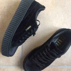  - Puma by Rihanna creepers velvet black kopior!! Knappt använda. Säljer pga att de är lite för små för mig. (Är vanligtvis en 39a) 