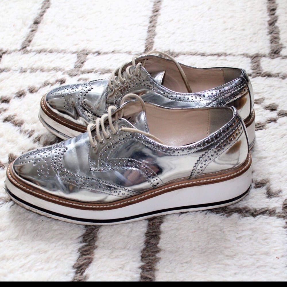 Silver shoes from Zara. Super comfortable | Plick Second Hand