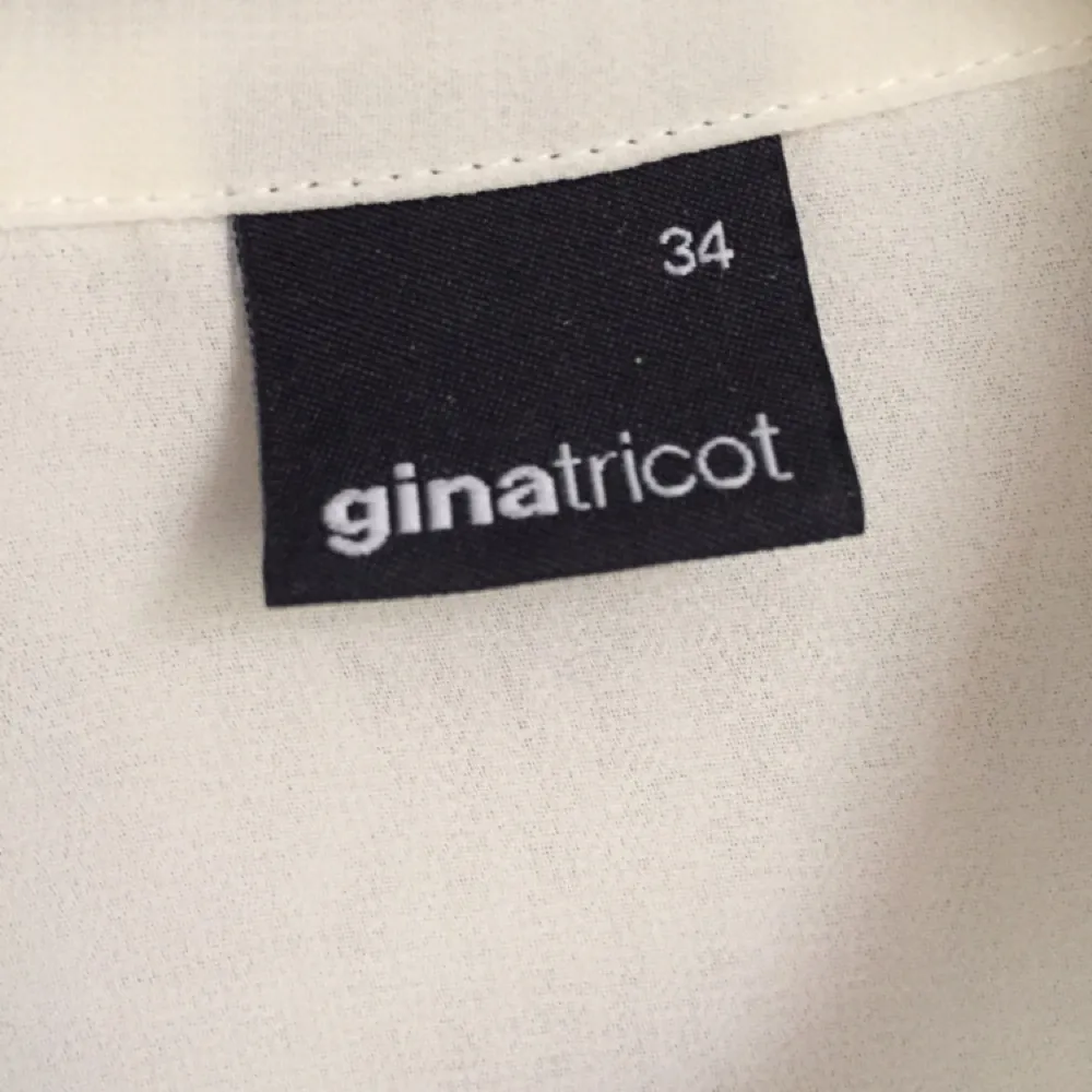 •vit transparent skjorta från Gina Tricot•  🔹stor i storleken, passar även upp till 38 skulle jag säga 🔹fattas två knappar, det är dold knäppning så det är lätt att fixa själv 🔹nyskick  30 kr+ frakt . Skjortor.