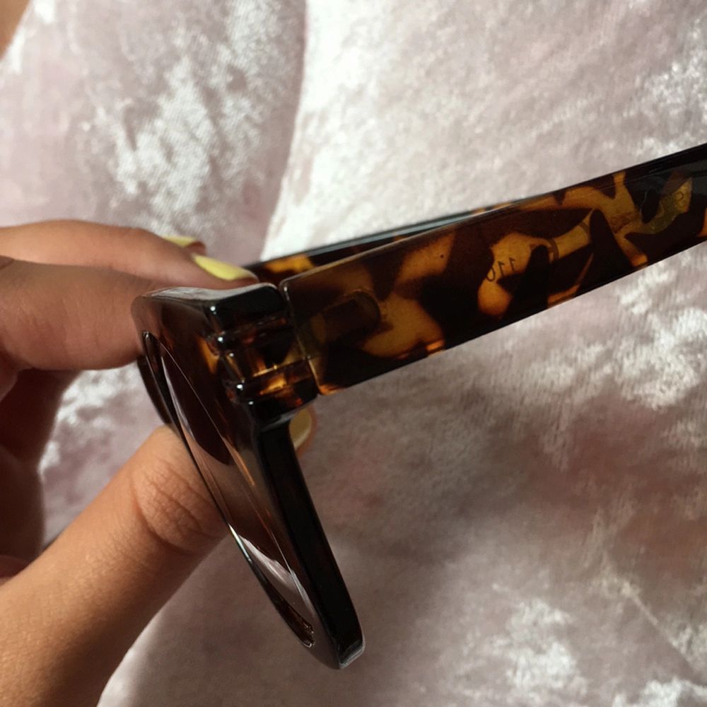 Coola solbrillor inköpta förra våren! De är sparsamt använda och i gott skick. . Accessoarer.