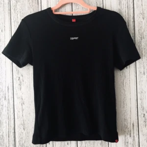  - T-shirt från Esprit. Säljes för 50kr ink frakt. 