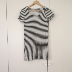  - Randig t-shirt klänning. Passar XS och S beroende på hur man vill den ska sitta. Ganska kort på mig som är 1:69, hade den instoppad i jeans med hög midja 
