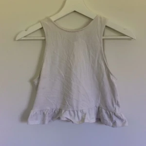  - Croptop med volang från hm