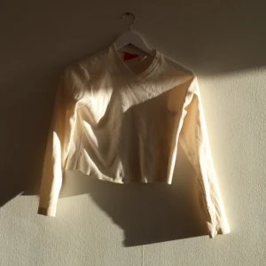  - Vit långärmad crop top
